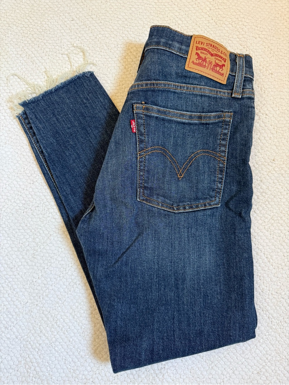 LEVI’S Wedgie Skinny Blue Denim Jeans with Frayed Hem Size 28